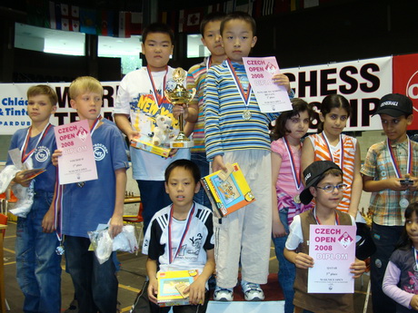 摘要|5岁学习国际象棋,11岁连夺三个全国赛冠军,14岁晋升国象特级大师创最小年龄纪录,同年打破 9岁的韦奕参加世界少儿大赛并获得冠军