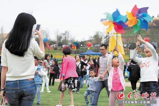 昨日，长沙县浔龙河生态艺术小镇开街，众多市民带着孩子来这里玩乐。长沙晚报记者 周斌 摄