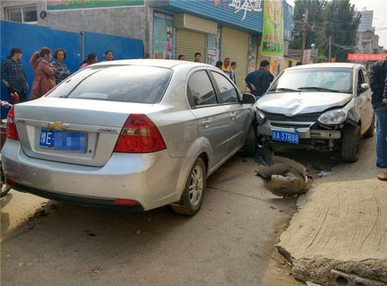 瘋狂轎車安陽小學前連撞數人 十多歲女孩當場身亡