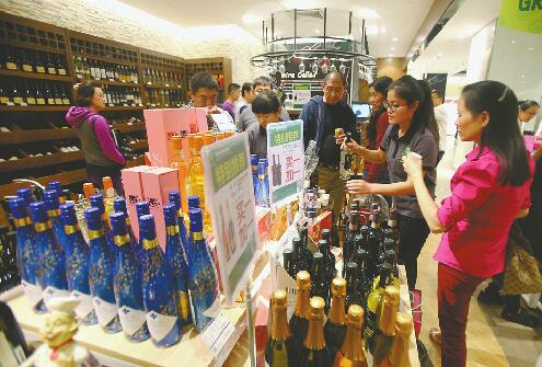 9月30日晚，众多市民来到济南绿地中心选购商品。 记者黄中明 摄