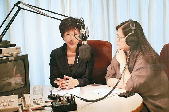 洪秀柱接受电台专访。 图自台湾《联合晚报》