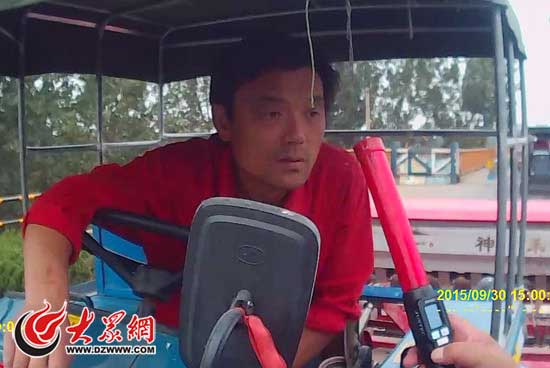 第一輛拖拉機的駕駛員被查出酒駕后，民警讓4人都下車接受檢查
