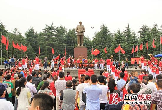 (今日，韶山毛泽东铜像广场人头攒动 周翼摄)