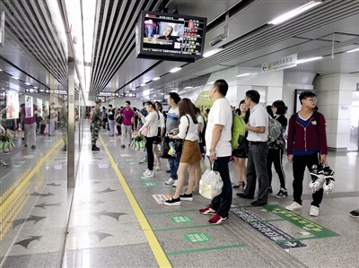 国庆期间杭州地铁客流量剧增 忙而不乱游客点