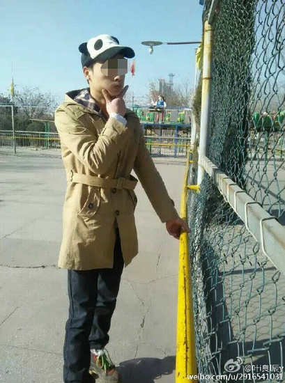 没错,他就是这样一边发自拍一边称隐私权遭侵犯的谜一样的男子。