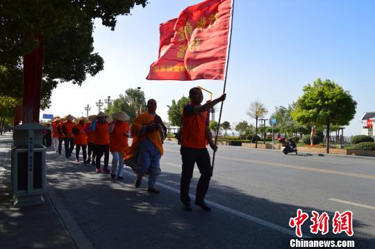 图为朝圣团一行30人在少林寺延侦法师、延宗法师的带领下，徒步行脚。　少林寺供图　摄