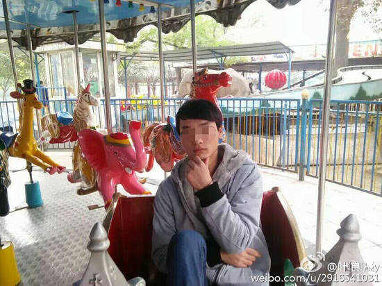 没错,他就是这样一边发自拍一边称隐私权遭侵犯的谜一样的男子。