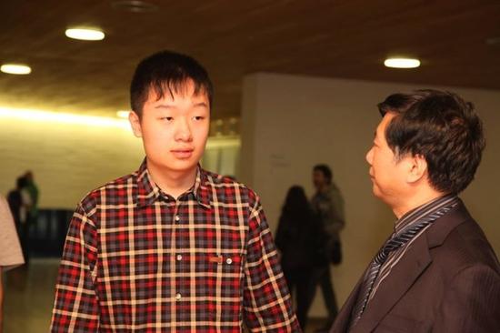 摘要|5岁学习国际象棋,11岁连夺三个全国赛冠军,14岁晋升国象特级大师创最小年龄纪录,同年打破 资料图:韦奕与恩师徐俊