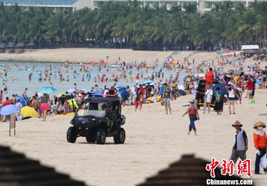 10月3日上午，三亚大东海景区，第22号热带风暴&ldquo;彩虹&rdquo;暂时还没有对三亚造成实质影响，海滩上有人如织。 尹海明 摄