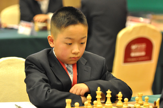 摘要|5岁学习国际象棋,11岁连夺三个全国赛冠军,14岁晋升国象特级大师创最小年龄纪录,同年打破 2009年韦奕首度出战国象联赛