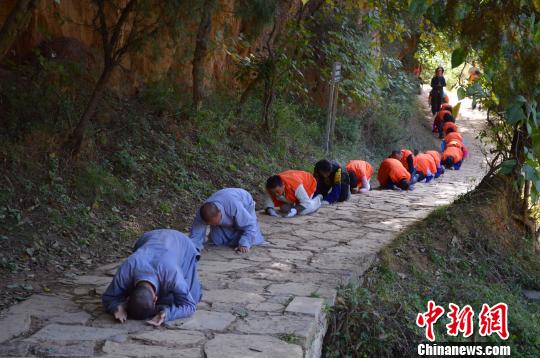 图为朝圣团三步一拜，朝圣达摩洞。　少林寺供图 摄