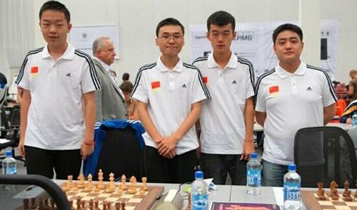 摘要|5岁学习国际象棋,11岁连夺三个全国赛冠军,14岁晋升国象特级大师创最小年龄纪录,同年打破 韦奕(左一)与国家队队友出战第41届奥赛