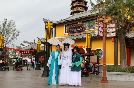 白娘子、許仙和小青穿越來方特