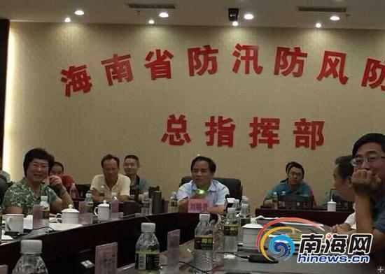 10月4日凌晨3时,防台风应急响应提升至一级后,海南省委副书记、省长刘赐贵,副省长何西庆,省政府秘书长陆志远马上赶赴省“三防”指挥部,密切关注强台风“彩虹”动向,部署海南防台风工作。(海南日报记者刘笑非)