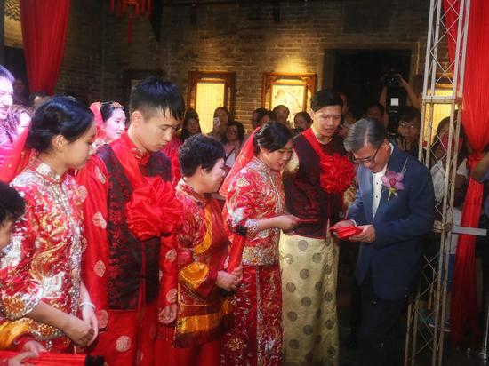 瑞安集团主席罗康瑞先生给新人派红包