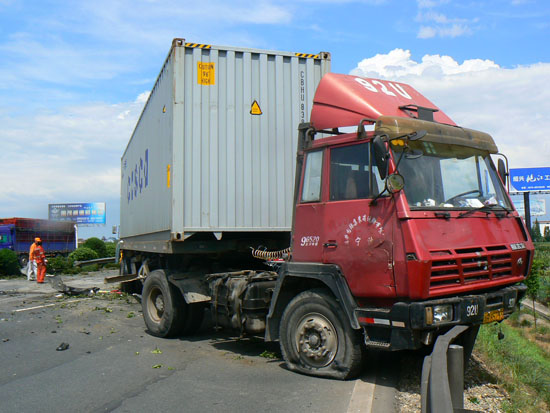甘肃货车撞向施工人员翻车致6死1伤