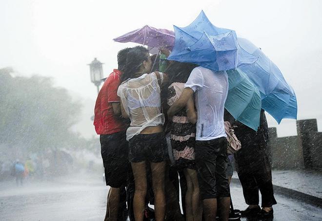 台风彩虹逼近海南致交通受影响