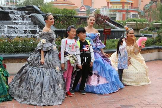 “宮廷貴婦”在和游客拍照留念