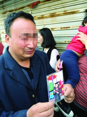 徐州日前发生一起凶杀案,一个小女孩失踪后遇害并惨遭肢解。消息传出,全城震惊。警方已经刑拘了一名嫌疑人,不是别人,正是小女孩的邻居——某小吃铺老板兼掌勺的徐某。现代快报记者 李伟豪 文/摄