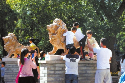 10月2日，在北京动物园内，一些游客的不文明行为给假日抹上了一道不光彩的颜色。图/东方IC