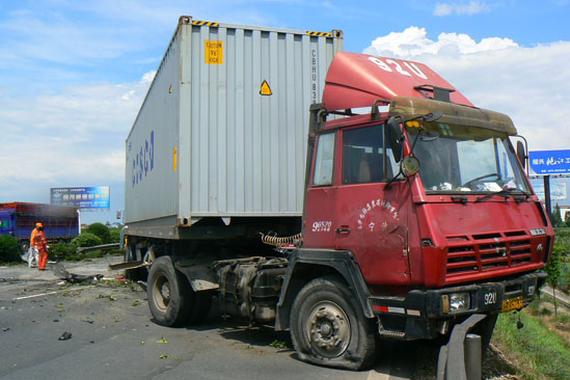 甘肃货车撞向施工人员翻车致6死1伤