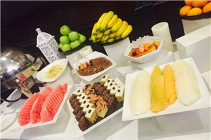 国足迪拜和成龙 一起吃饭 中餐馆每餐供三荤两