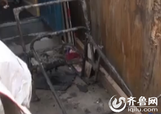 在马大爷着火的屋里，记者看到，所有可燃物品都化成了灰烬。一些家电也烧得只剩下了空架子。