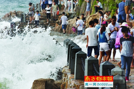 因考虑安全,深圳大梅沙海滨栈道随后关闭。C FP