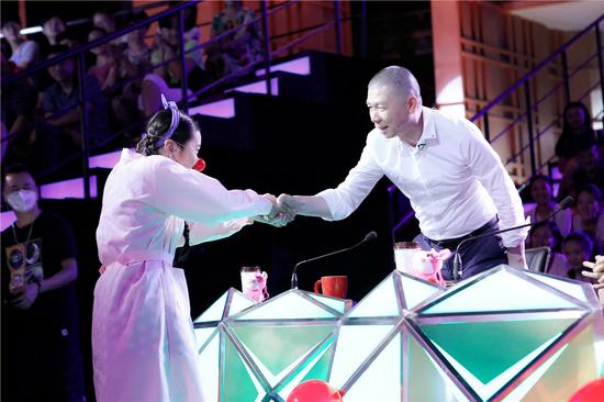 陆敏雪与冯小刚互动