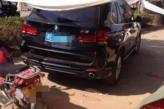 女童遭宝马碾压身亡 事发时肇事者在抽烟