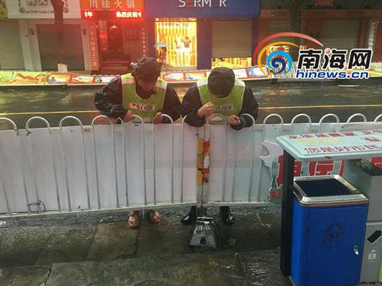 海口目前两处无法正常通行 加强积水路段疏导(海口交警供图)
