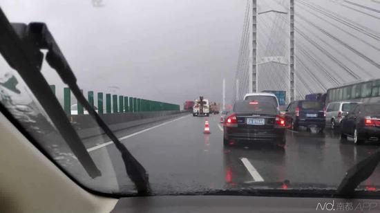 今天上午12时许，九江大桥发生车祸。