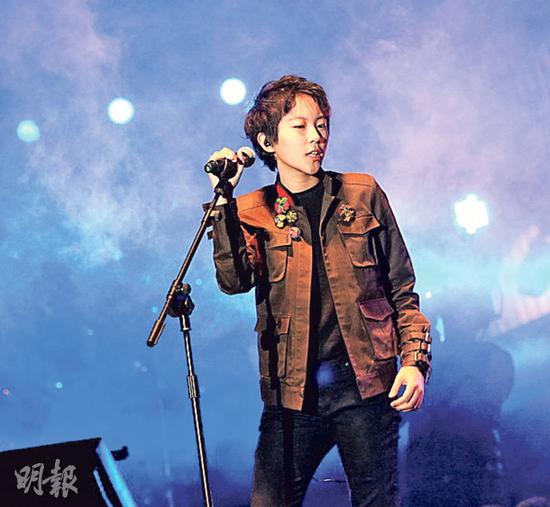 窦靖童前晚（10月2日）在北京首次以歌手身份演出，表现酷劲十足