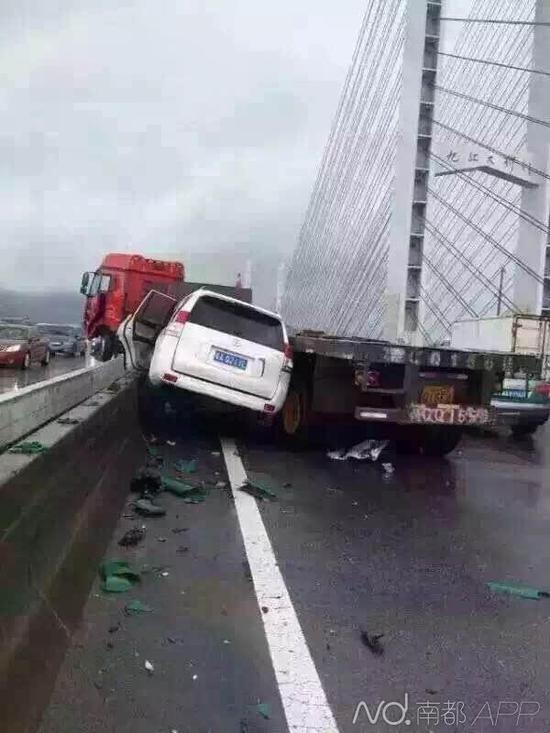 今天上午12时许，九江大桥发生车祸。