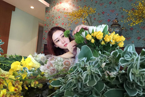 胡静假期变身宅女学插花 网友赞:人比花美