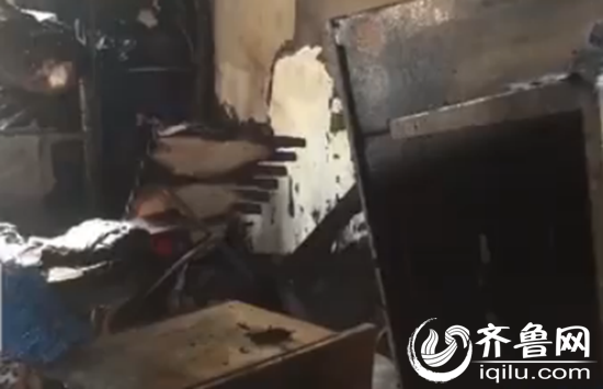 在马大爷着火的屋里，记者看到，所有可燃物品都化成了灰烬。一些家电也烧得只剩下了空架子。