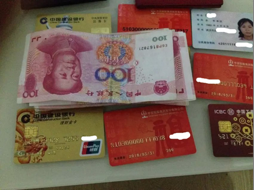 女子景区厕所捡到钱包 花500元打的士回英山报