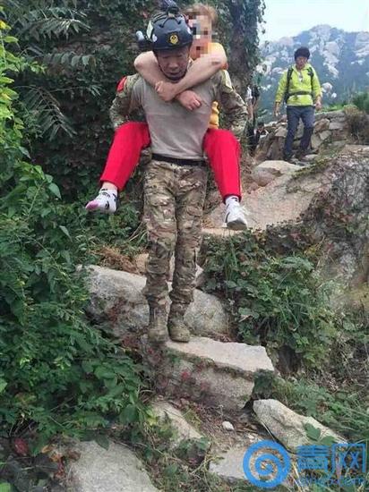 女子野路爬崂山不慎扭伤右脚 救援队员轮流背