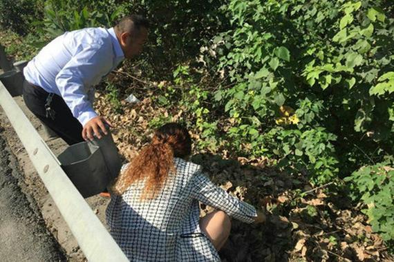 男子高速上车窗抛物 甩掉白金镶玛瑙戒指