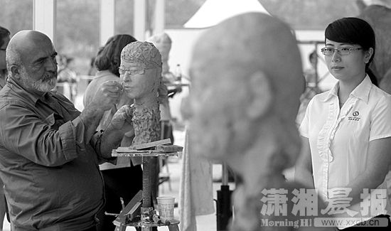 10月4日，长沙洋湖湿地公园，雕塑家正在为劳模杨佳塑像。图/潇湘晨报记者 华剑
