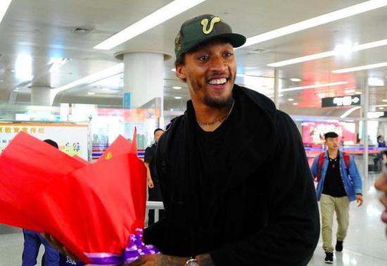 山东男篮外援比斯利抵济南 称回家了一切都好