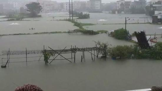 彩虹带来大雨洗礼 佛山各区变成水浸街_佛山频