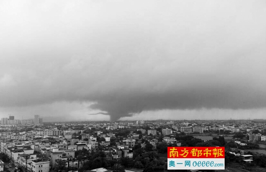 受台风“彩虹”(强台风级)外围螺旋云带影响,佛山顺德、广州番禺受到龙卷风袭击。 网络图片