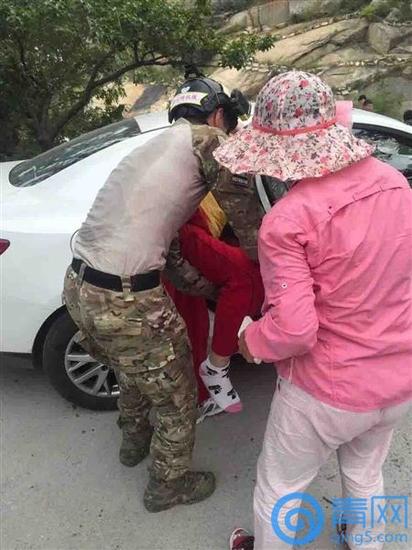 女子野路爬崂山不慎扭伤右脚 救援队员轮流背