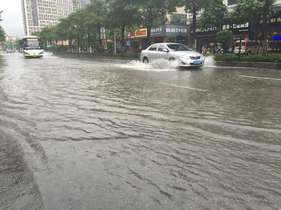 彩虹带来大雨洗礼 佛山各区变成水浸街_佛山频道_新浪广东_新浪网