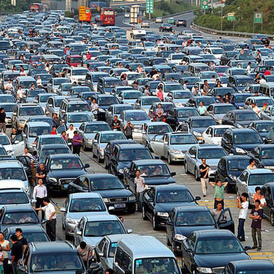 孕妇高速临产 交警步行开路