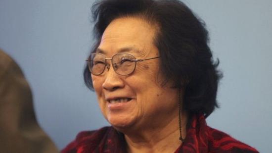 屠呦呦教授现任职于中国中医科学院，她和研究团队的工作导致了青蒿素的出现，这种药物现在每年挽救着无数疟疾患者的生命