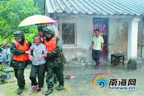 10月4日，清澜边防派出所官兵冒着风雨来到文昌市清澜镇义门三村，将住在危房中的五保户老人紧急转移。海南日报记者张茂通讯员代龙超摄