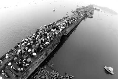游客秋雨中游览杭州西湖。根据交通、铁路等部门的预测，今年国庆“黄金周”期间将有超过7.5亿人次出行，相当于全国一半以上人口出门逛了一圈。　