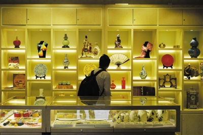 10月4日,故宫一家纪念品商店内,游客在挑选商品。本版摄影 新京报记者 王嘉宁 吴为
